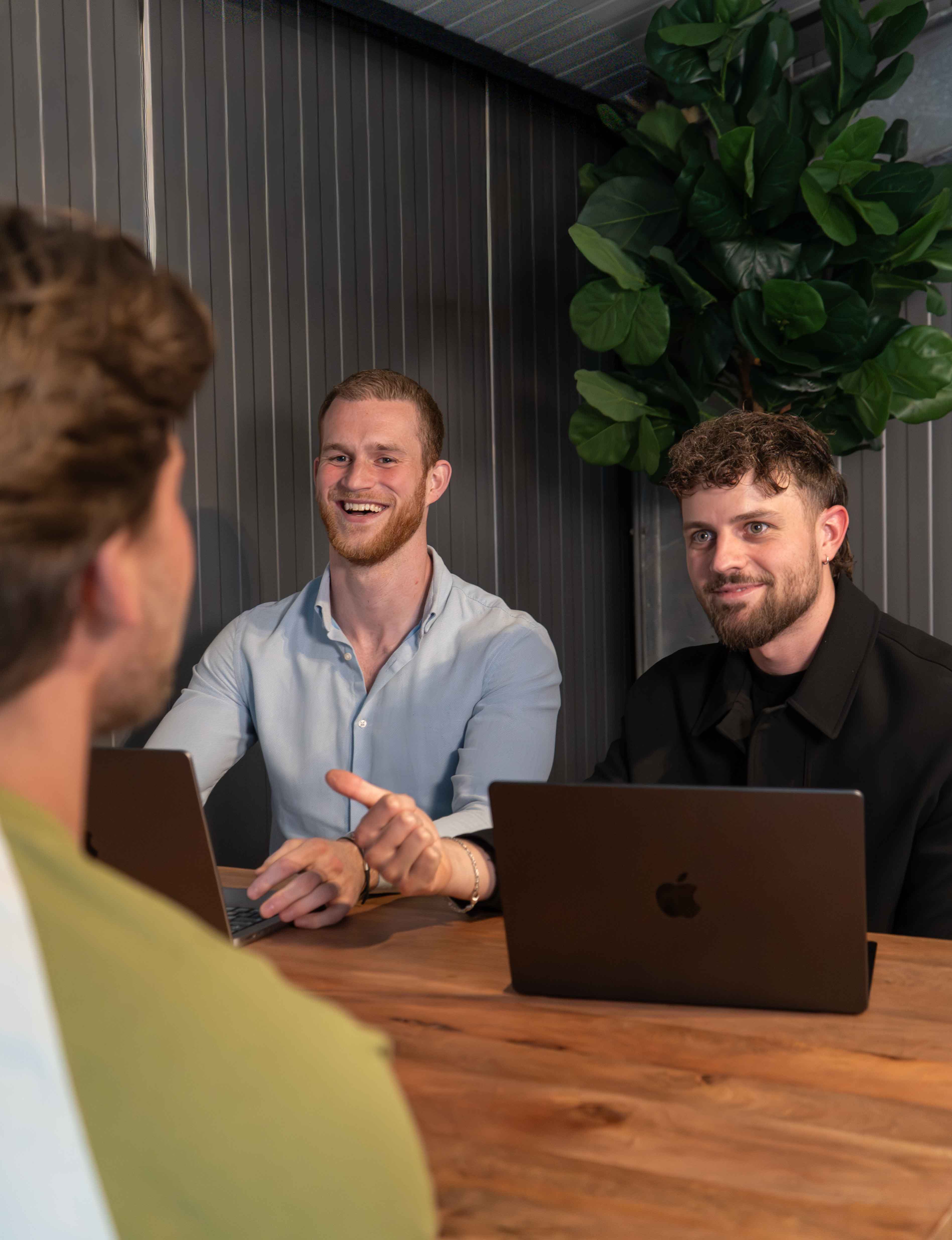 Leon Botzen en Kenny Lipman van Bespoke Automation in gesprek met een klant